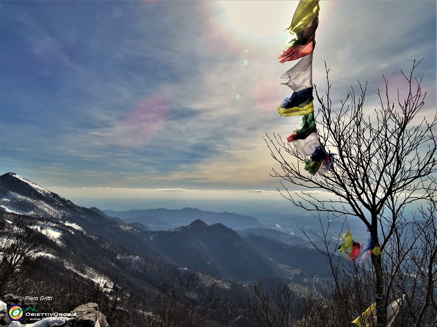 55 Sono alla croce del Monte Ocone (1351 m.) con vista verso il dirimpettaio Monte Tesoro (1432 m).JPG